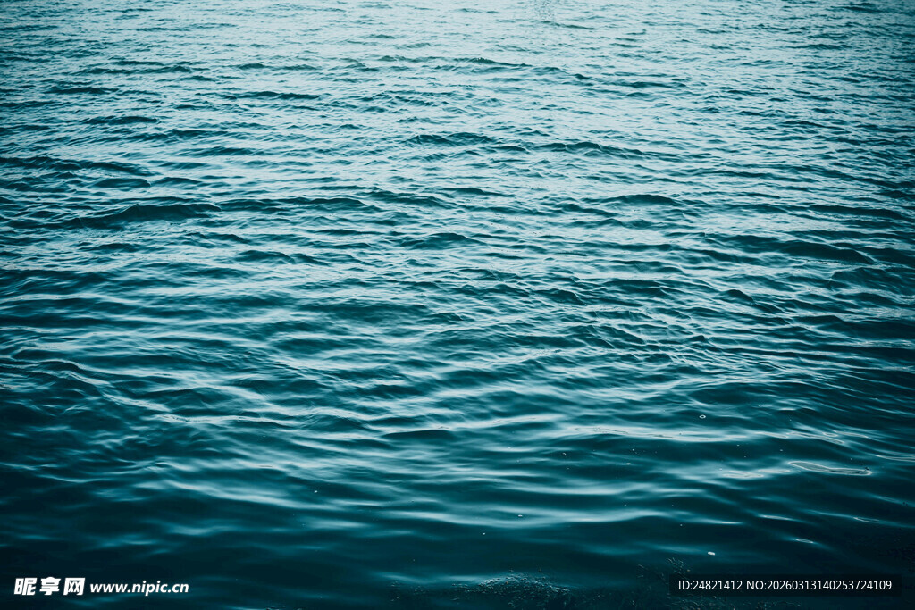 平静海面上的蓝色波纹