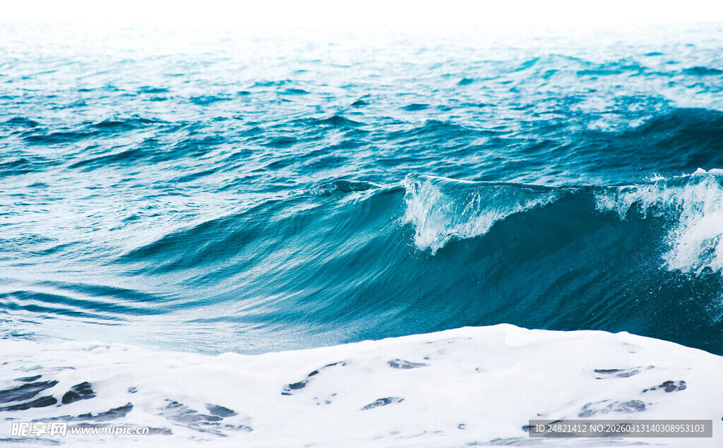 蓝色海浪翻滚的海洋景象