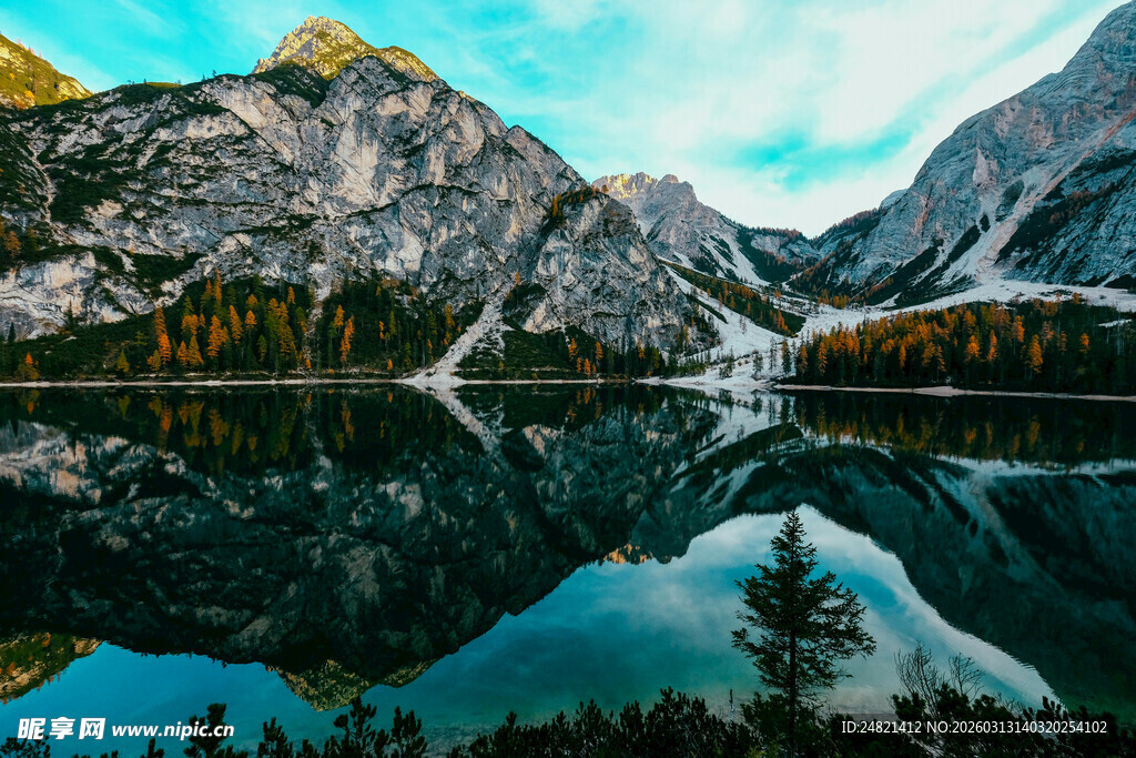 山间湖泊美景倒映如画