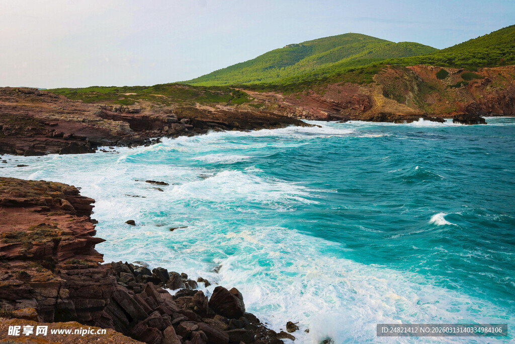 海岸边的碧蓝海水与礁石