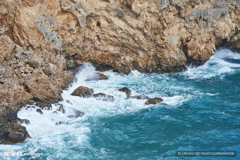 海岸边海浪拍打嶙峋岩石