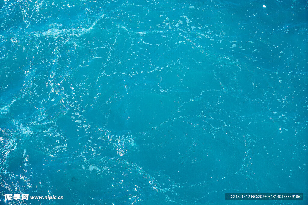 清澈蓝海水波荡漾