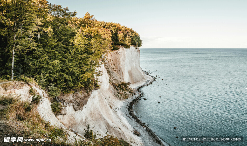 海岸边的壮丽悬崖景观