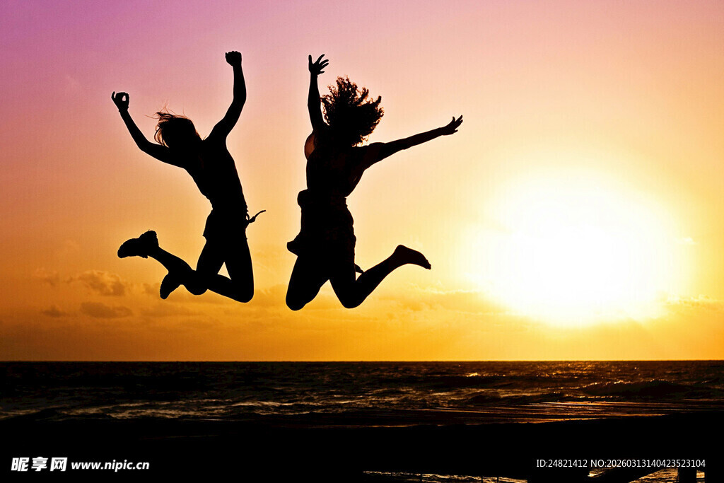 夕阳下两人欢快跳跃