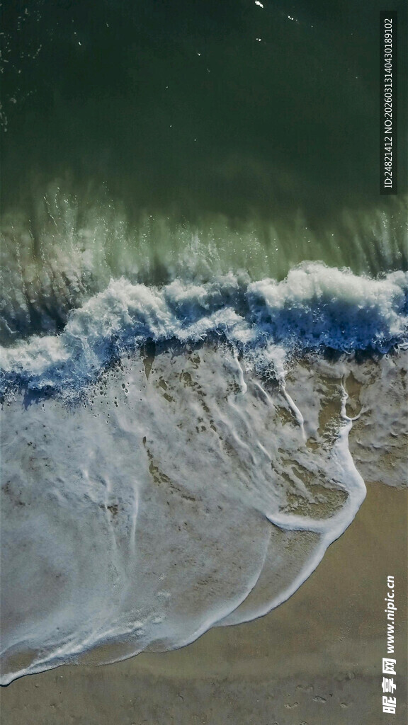 海浪拍岸的美丽瞬间