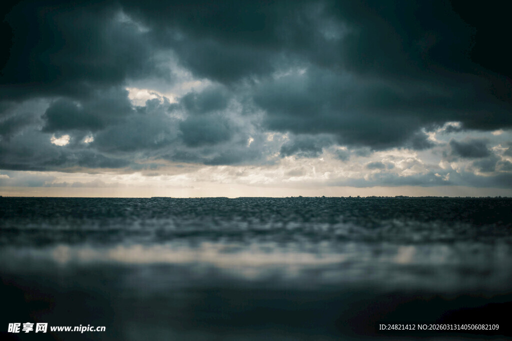 乌云下的宁静海面
