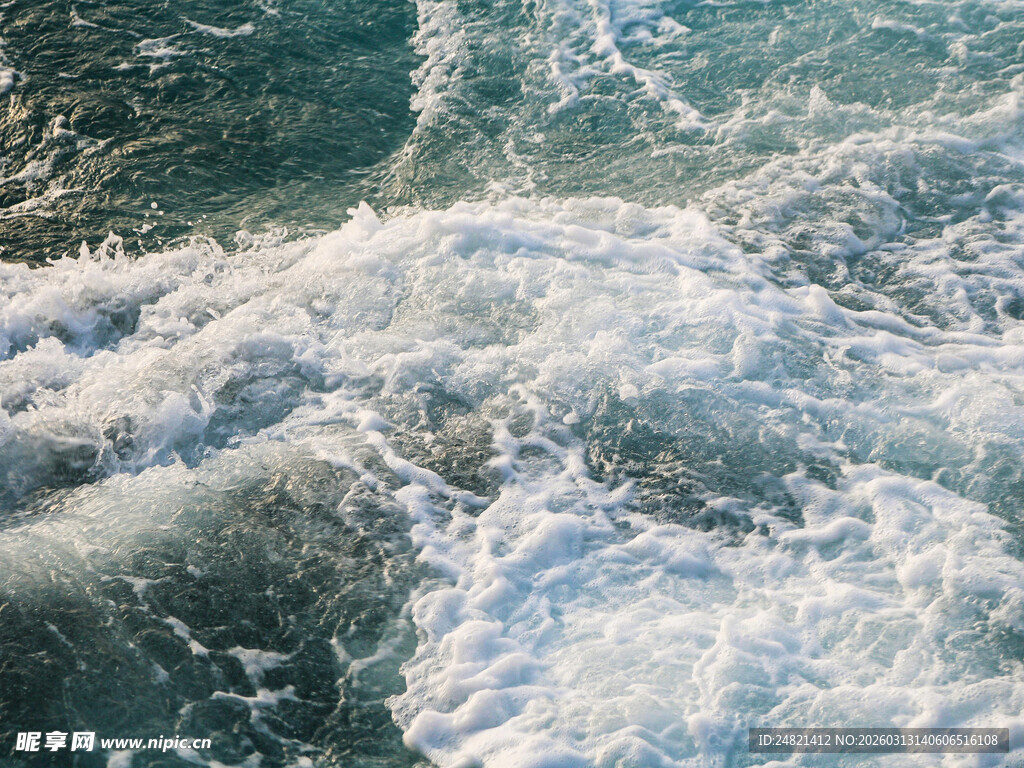 海浪翻涌的动态美景