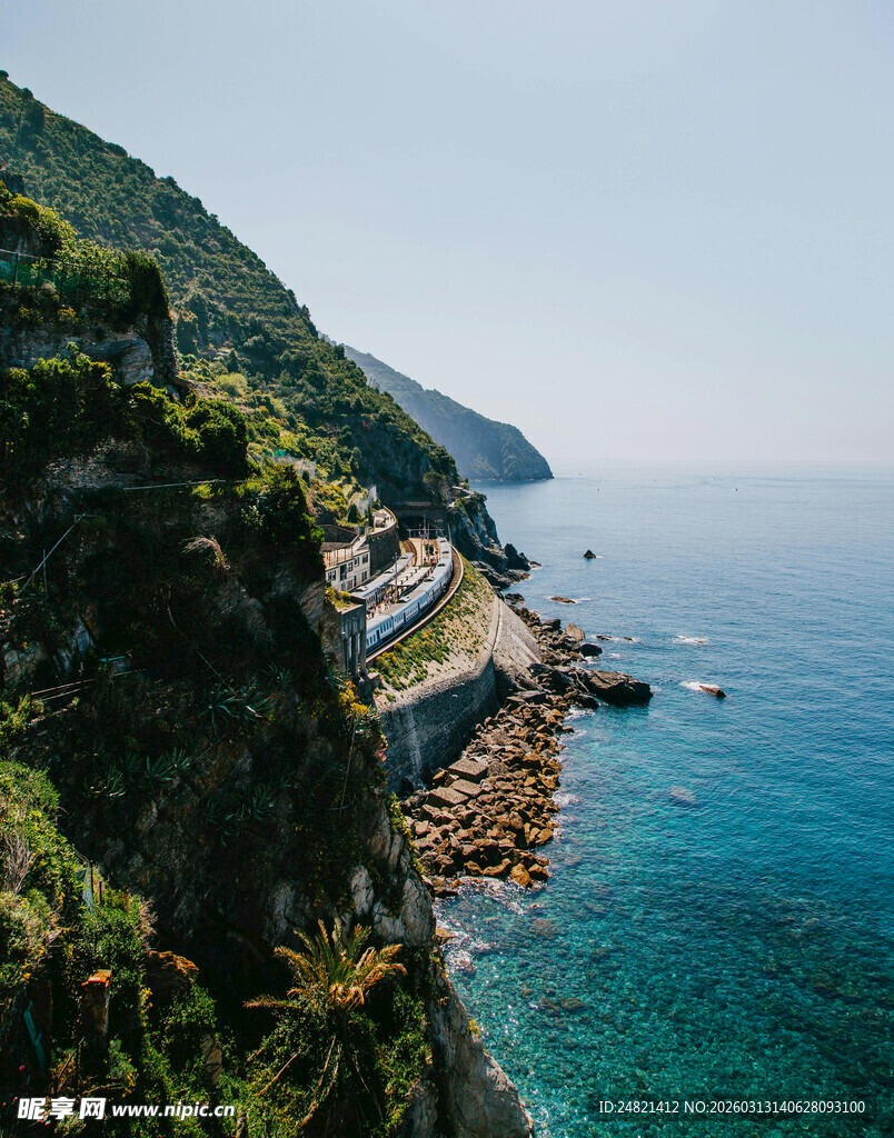 海岸边蜿蜒的绝美公路