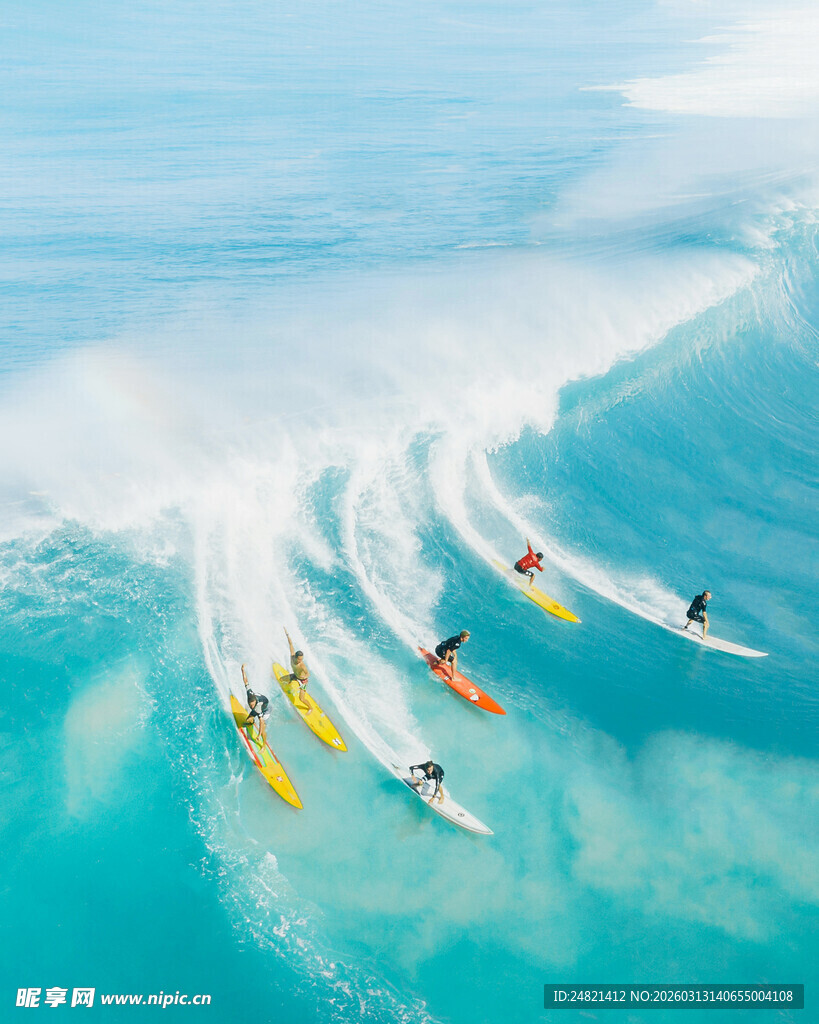 海上冲浪者破浪前行