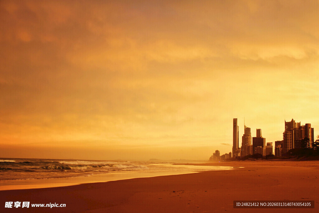 黄昏下的海滨城市风光