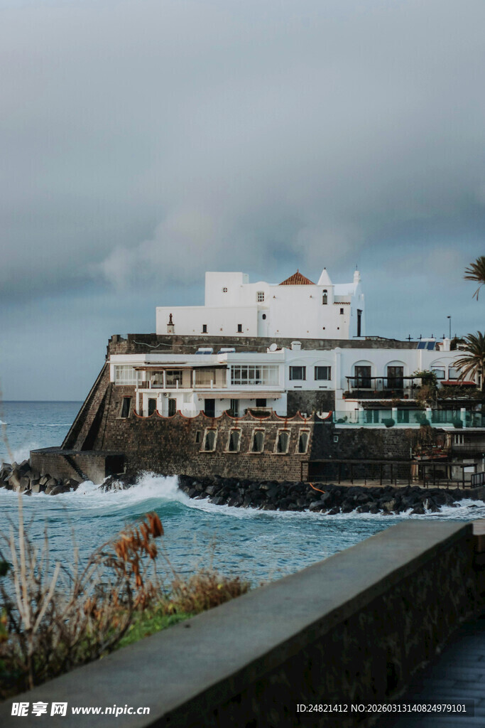 海岸边的白色建筑与海浪