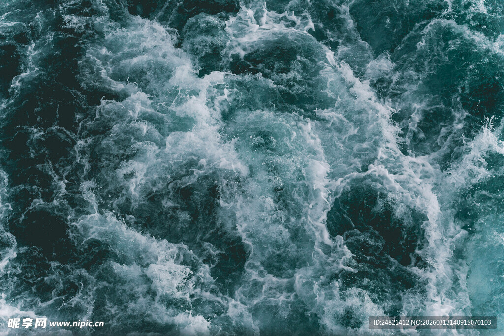 汹涌澎湃的蓝色海洋