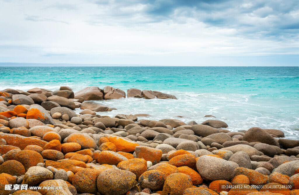 海边斑斓礁石与碧蓝海水