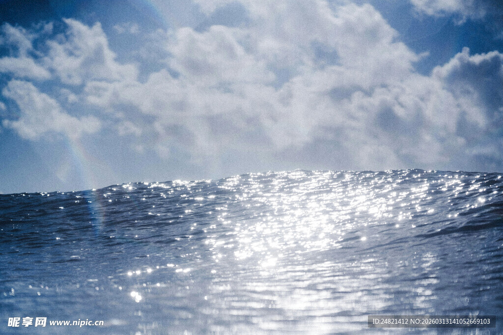 波光粼粼的海面与蓝天