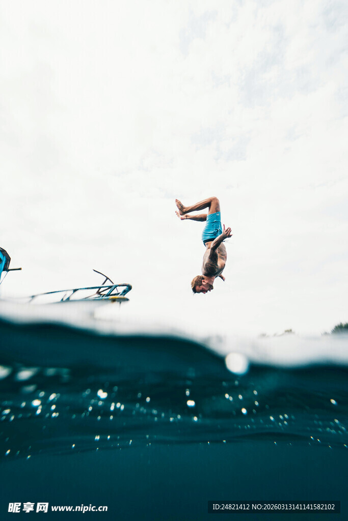 海中冲浪者的精彩空中瞬间