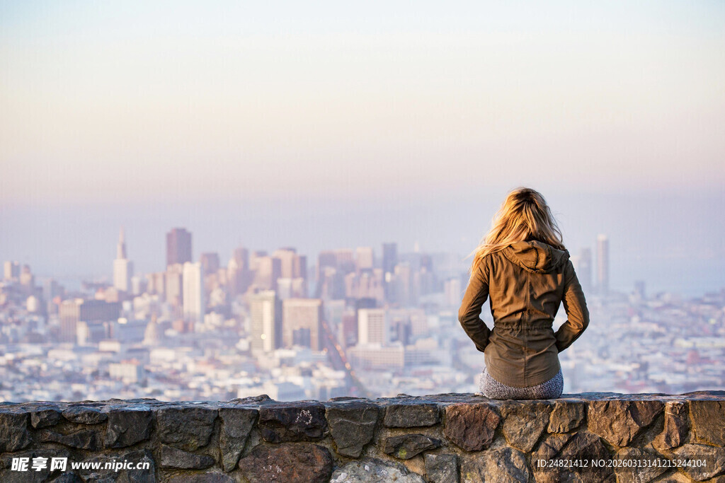 女子眺望远方城市景观