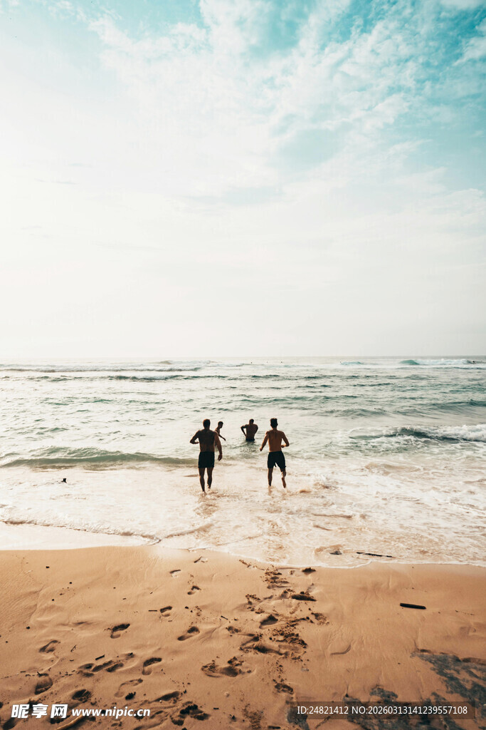 海边漫步的欢乐三人组