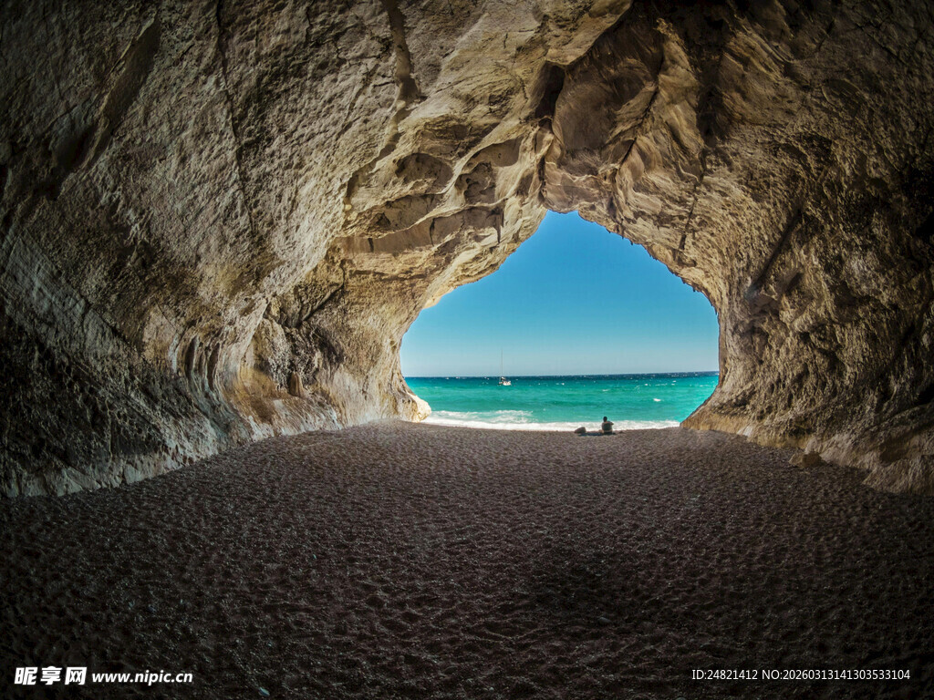 洞穴望海景色
