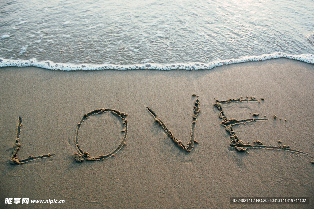 沙滩上书写的浪漫之爱