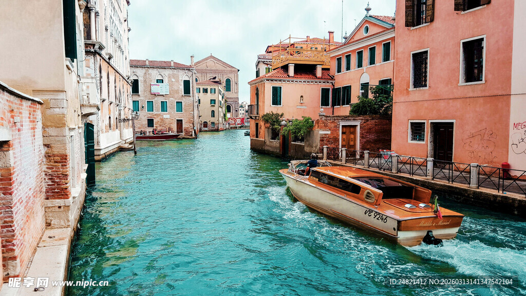 威尼斯运河上的小船