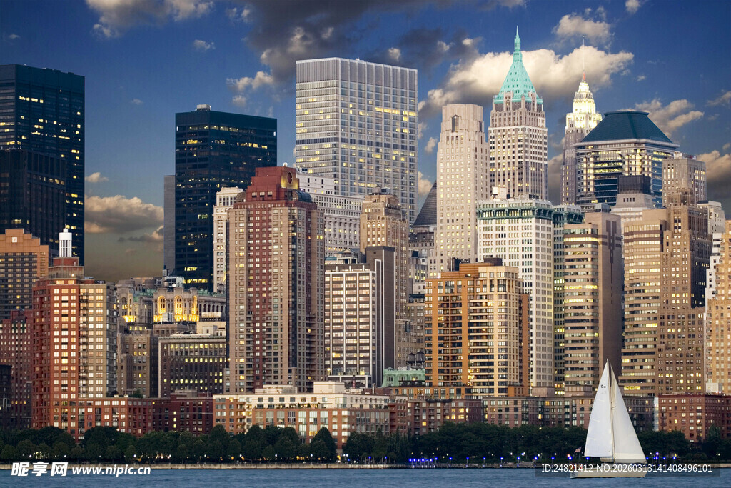 纽约城市天际线与帆船