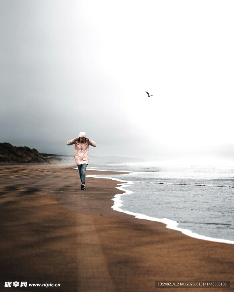 海边漫步的孤独身影