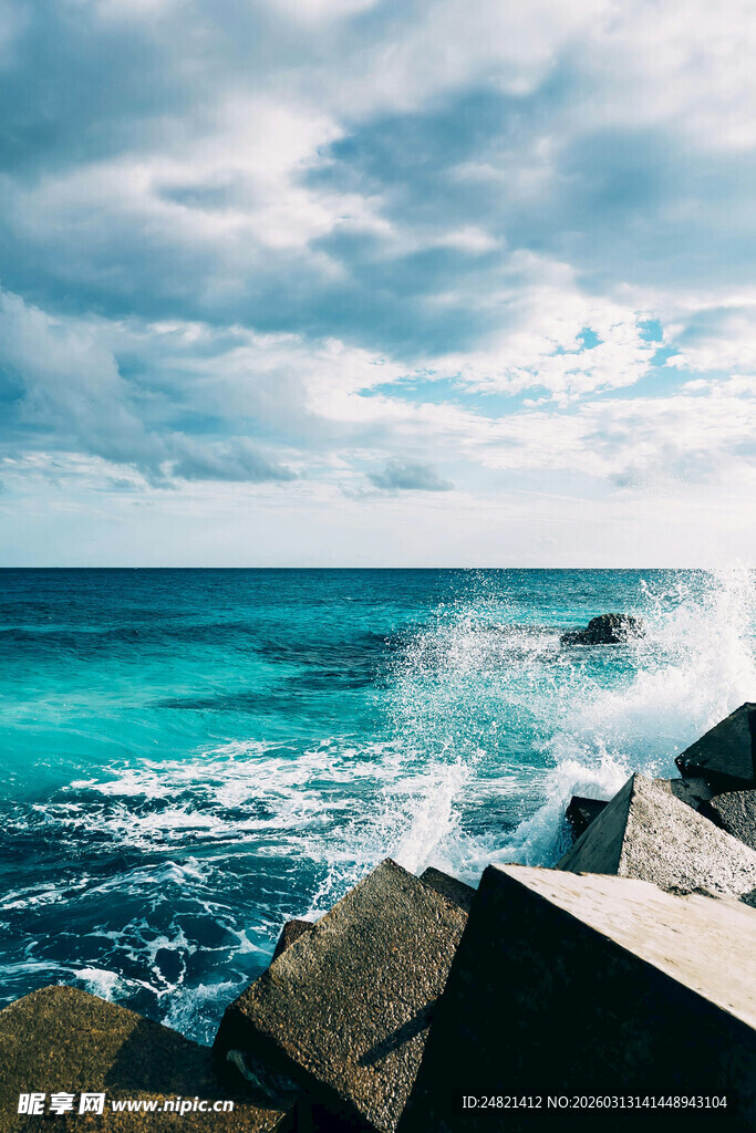 蔚蓝海岸的海浪与岩石