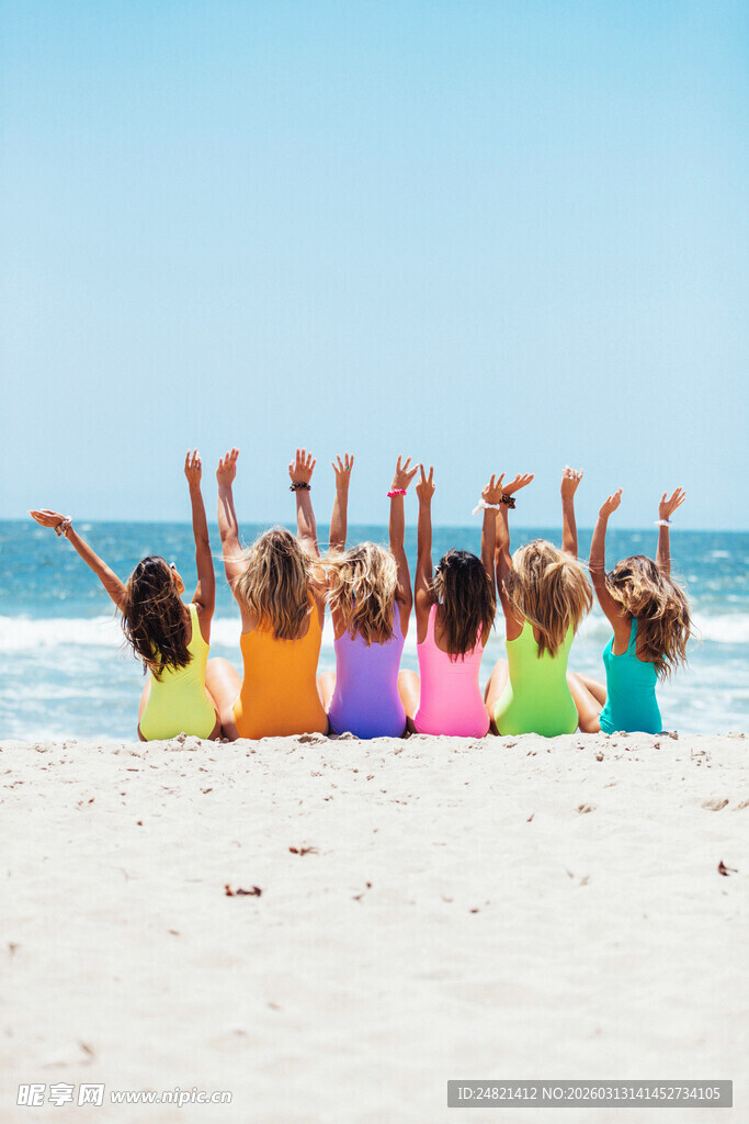 海滩上的多彩背影