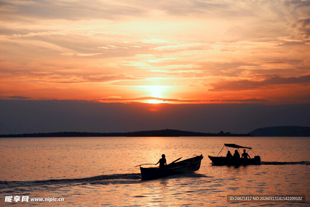 夕阳下湖面的两艘小船
