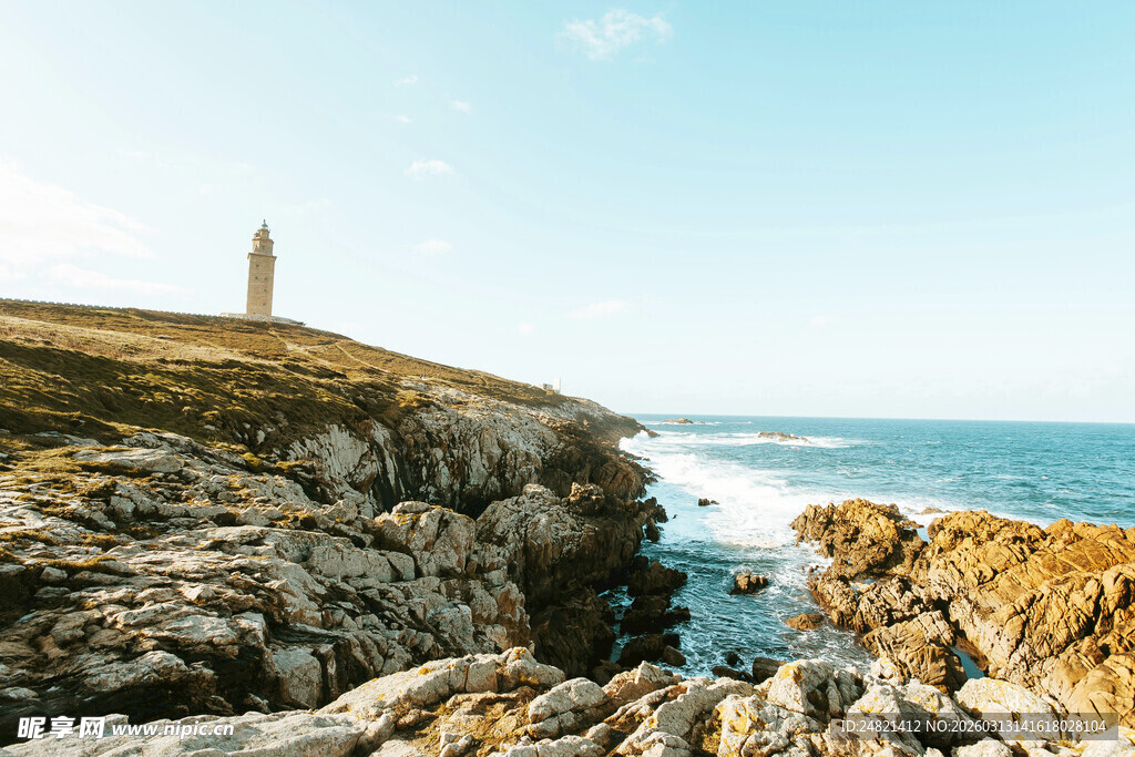 海岸边的灯塔与嶙峋岩石