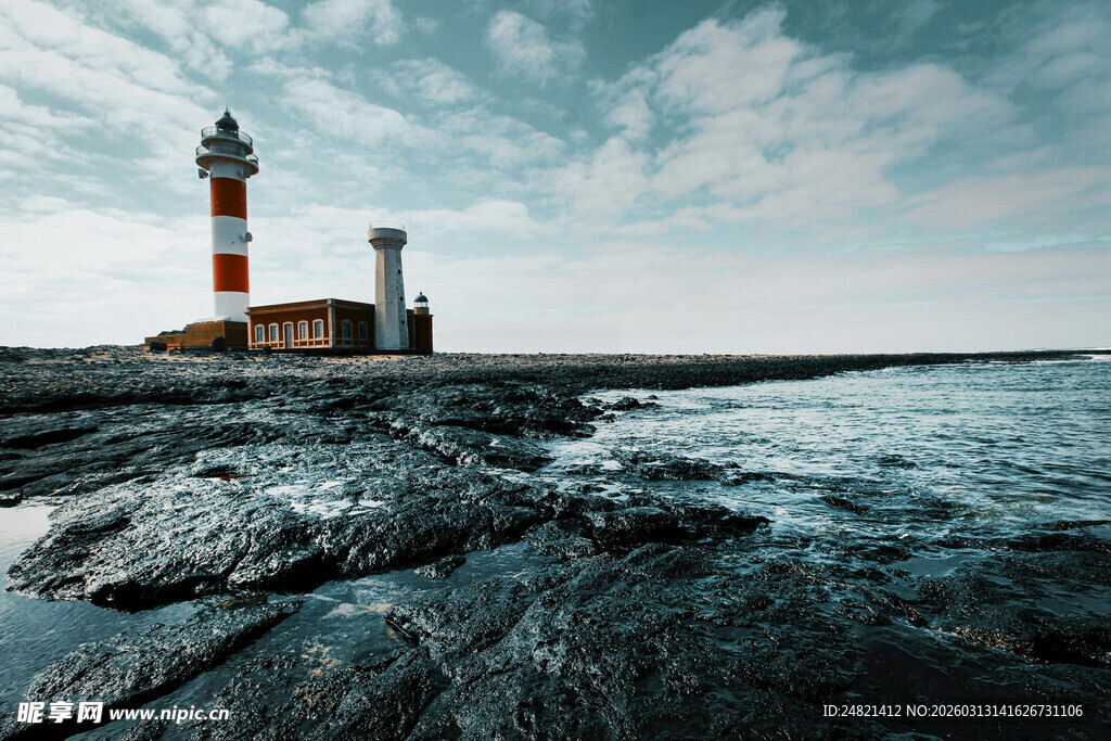 海岸边的灯塔与壮阔海景