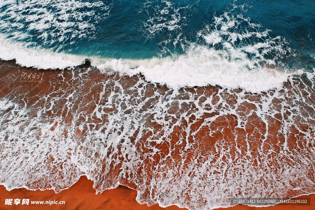 红沙滩上的海浪美景