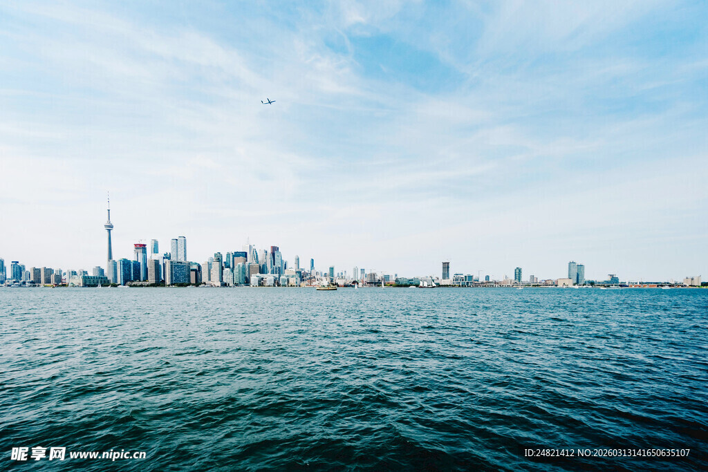 海上远眺城市天际线