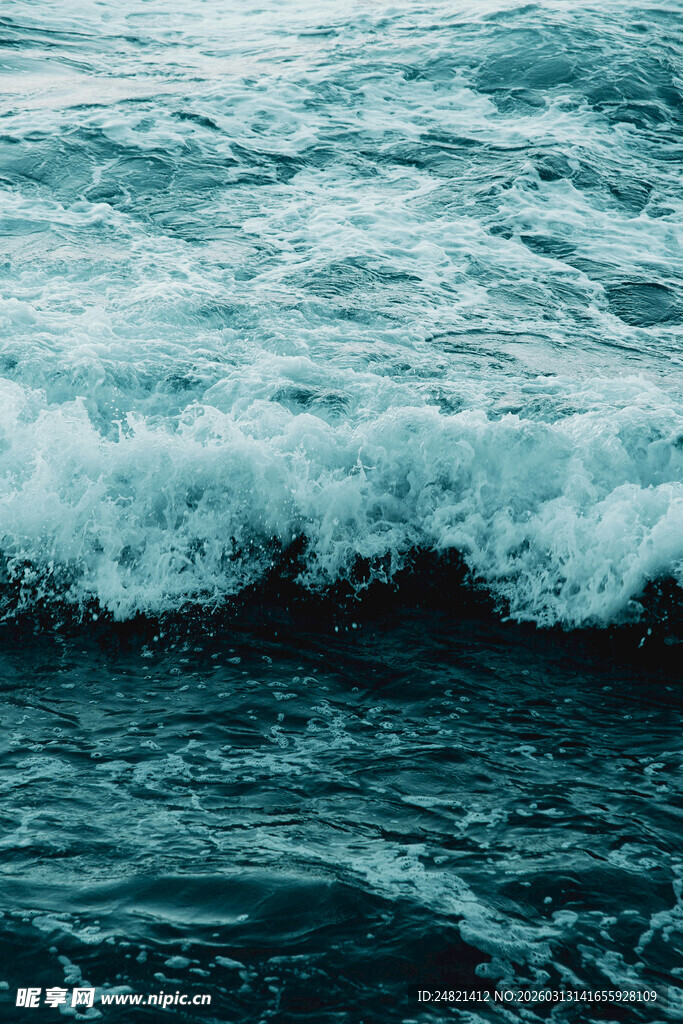海浪翻涌的壮阔海洋景象