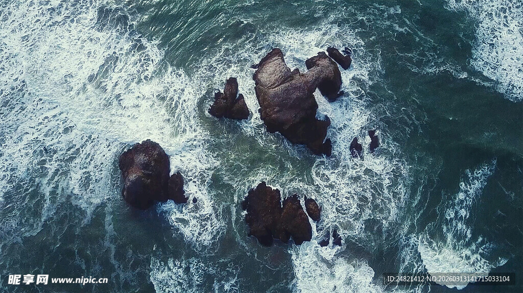 海浪拍击海中礁石