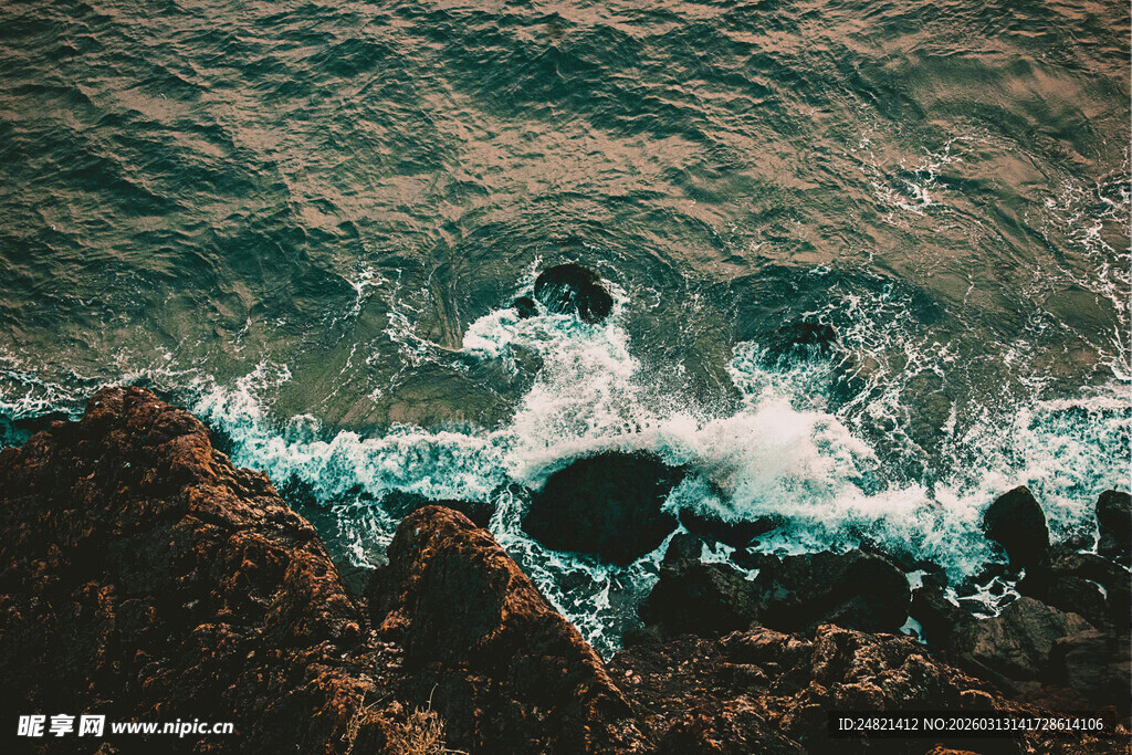 海浪拍击岸边礁石