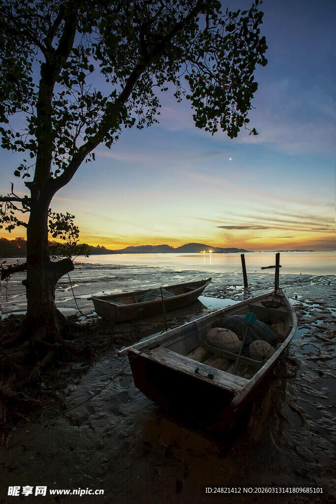 黄昏海岸边的静谧小船