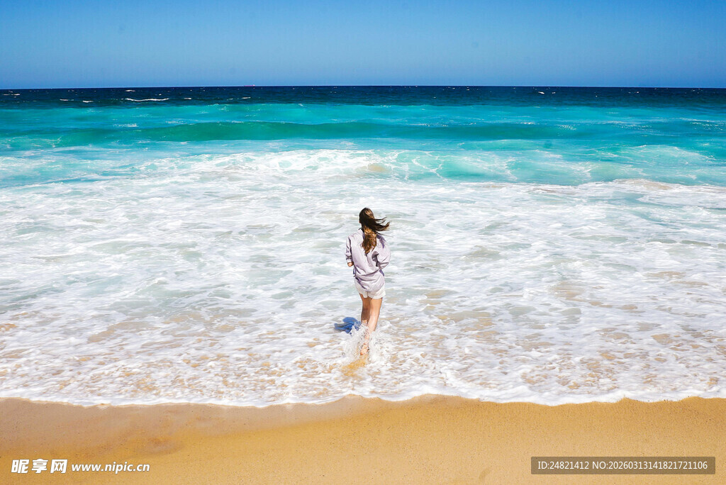 海边漫步的女子