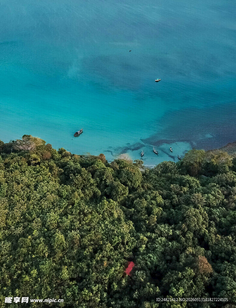 俯瞰碧海与葱郁山林