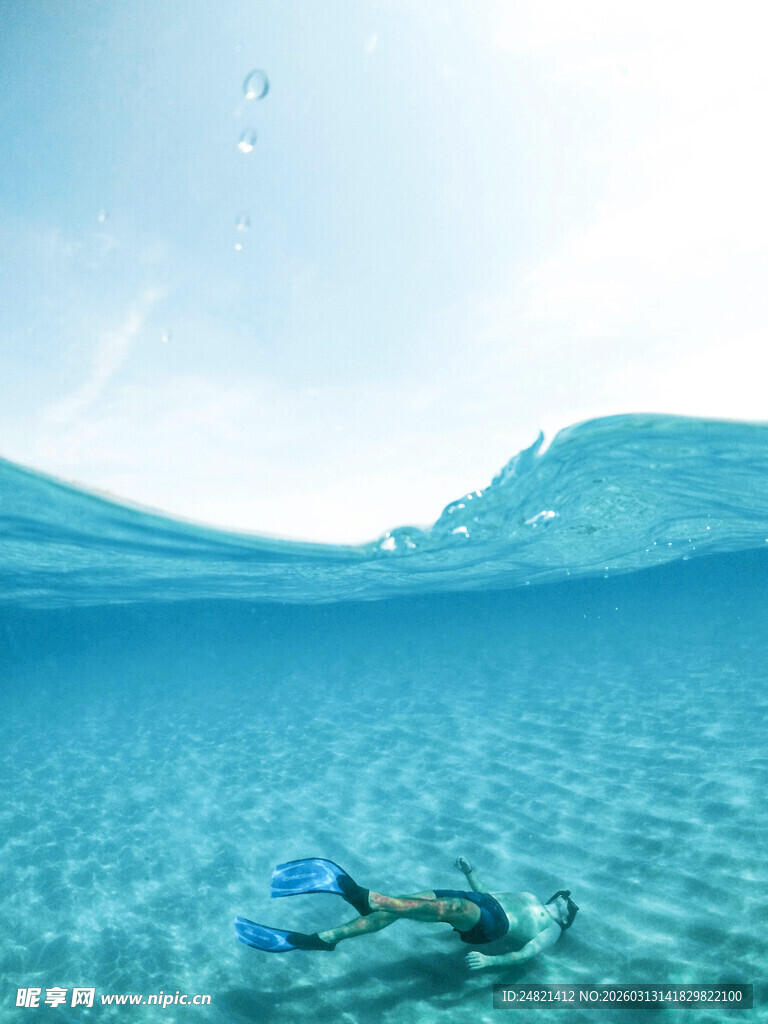 水下潜水员畅游蓝色世界