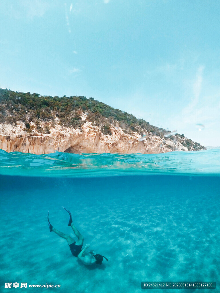 海底遨游的潜水者与美景