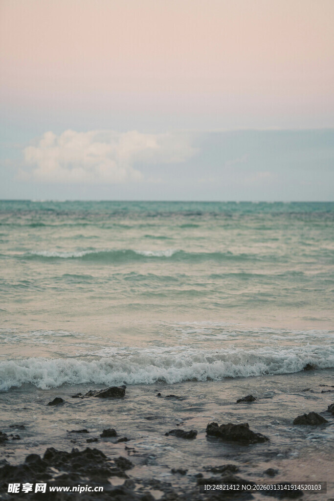 海边礁石与翻涌海浪