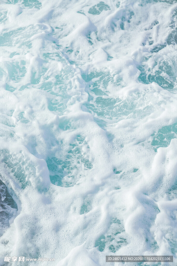 海浪翻涌的蓝色泡沫景象