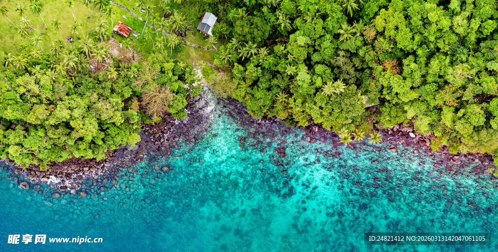 俯瞰碧海环绕的葱郁岛屿