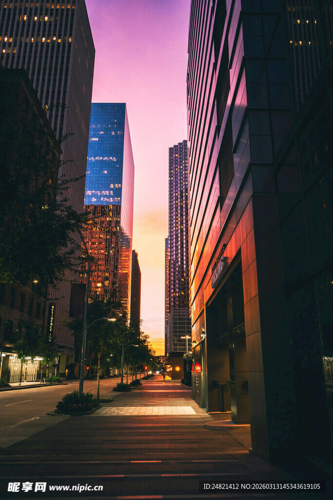 城市黄昏下的高楼街道