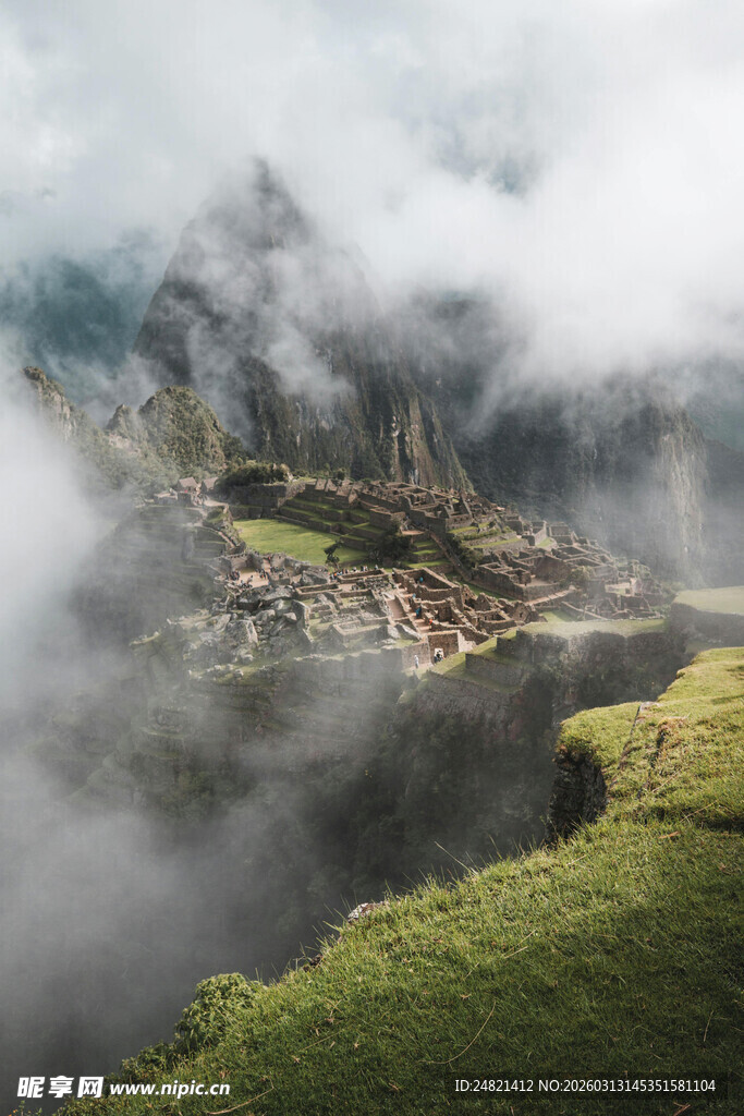 云雾缭绕中的山间美景