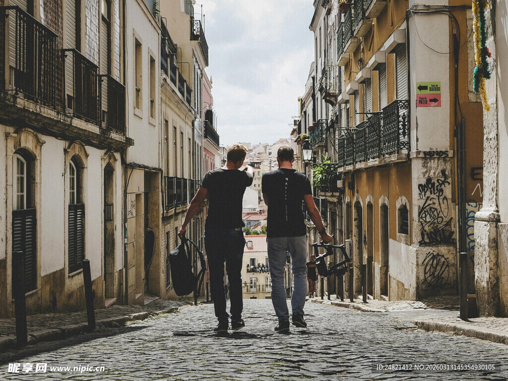 三人漫步于欧式风情街道