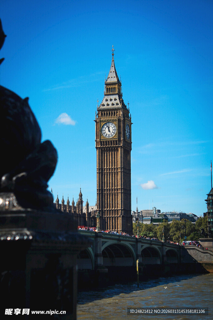 伦敦大本钟河畔风景