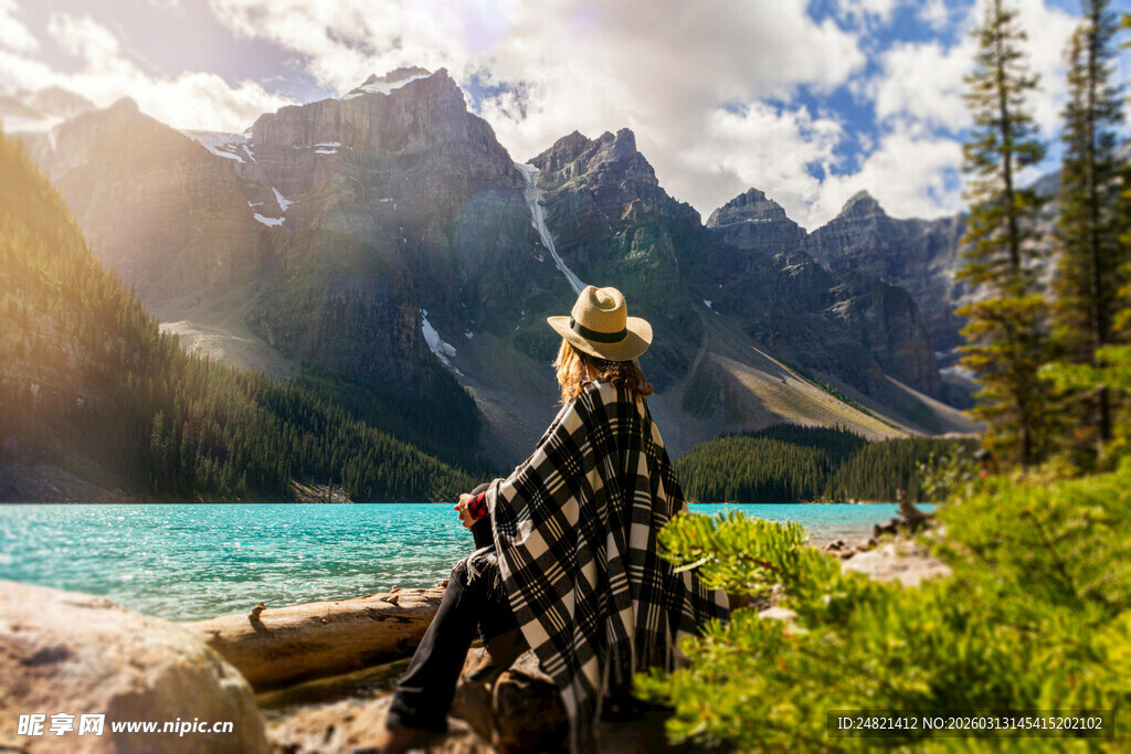 女子赏景于山水秀丽之地