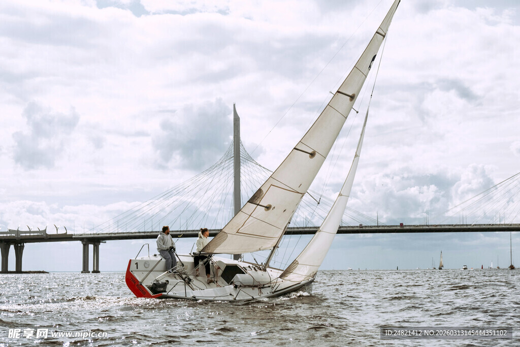 海上帆船航行场景
